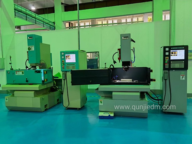 群基钨钢火花机CNC341S客户新机调试