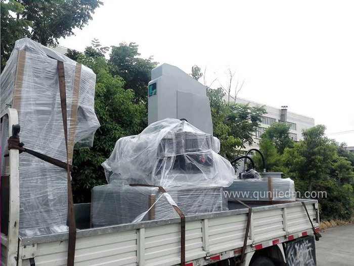 群基LN40镜面加工机装车发货1