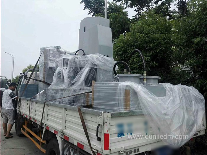 群基LN40镜面加工机装车发货2