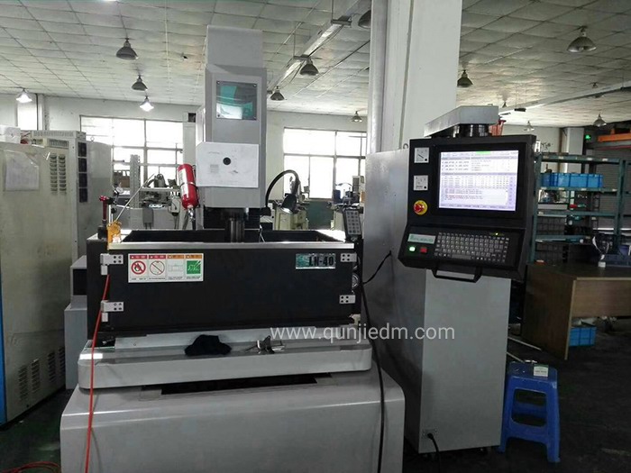 群基LN40镜面加工机安装调试完毕交付使用