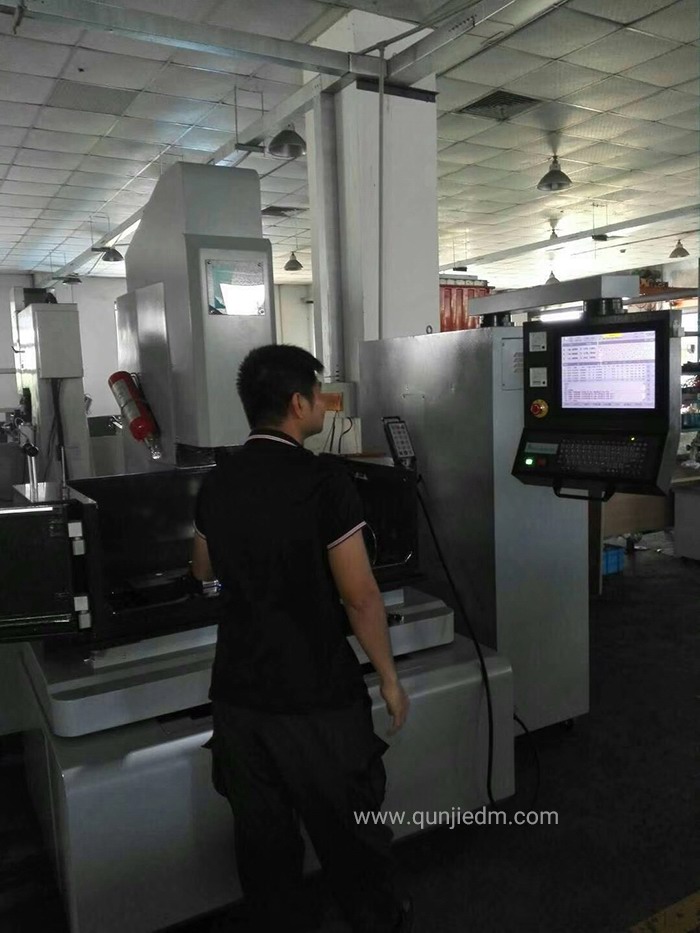 群基LN40镜面加工机安装调试